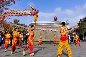 龙“吐”祥云