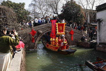 《水乡迎财神》