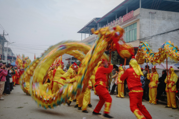 《龙舞闹街巷》