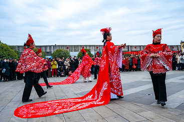 《披剪纸展风采》