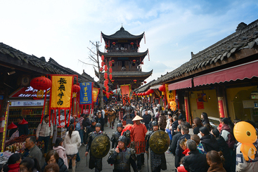 《新春非遗盛景：古街新韵》