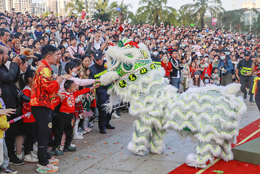《沾狮气讨彩头》
