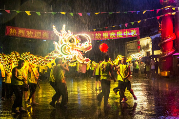 雨夜舞火龙