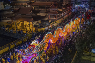 《神龙夜游过家门》 