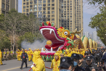《都市街头的巨龙巡游》