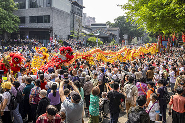 龙狮喧街