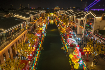 春节水乡市集张灯结彩