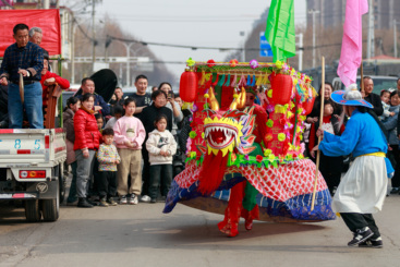 《划起旱船迎新年》