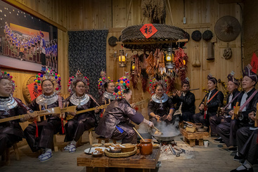 《侗族：火塘“坐妹”，欢聚一堂迎新年》
