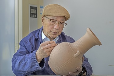 国家级非遗项目龙泉青瓷烧制技艺传承人徐朝兴