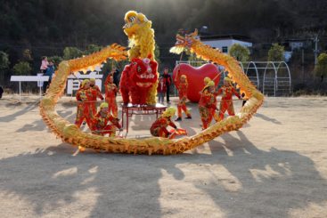 《舞龙灯》