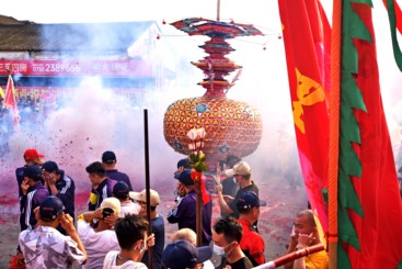 鞭炮震天迎花灯