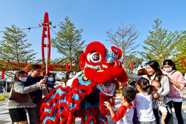 闹狮沾福气