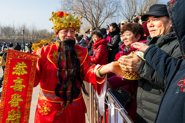 正月初五财神到，摸摸元宝好征兆