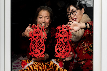 《贴窗花》