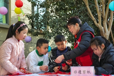 《一把剪刀传“非遗”》