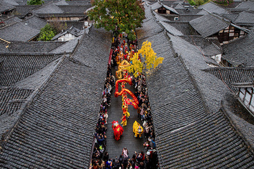 《龙狮闹古城》