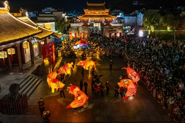 鱼灯闹新春