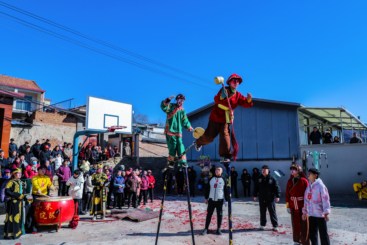高跷民俗进乡村 欢欢喜喜过大年