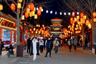 《逛古城 赏花灯》