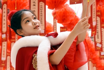 《汉服少女的谜趣时光》