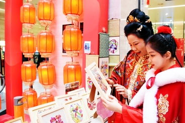 《汉服“母女”赏剪纸》