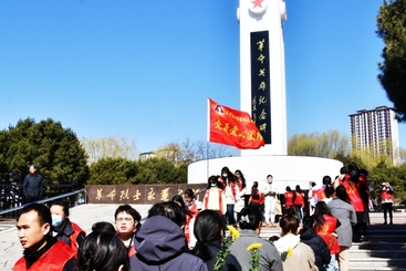 《缅怀英烈》