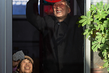 贴窗花过大年
