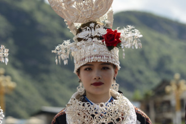 端午节龙舟赛 美丽的苗族服饰