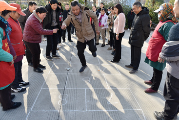 《重温“跳房子”》