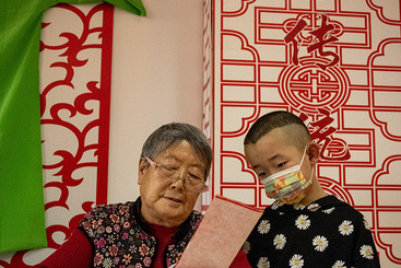 《奶奶教我学剪纸》