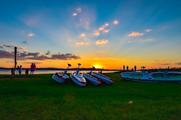 夕阳下的草原湖美景