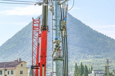 青山下的电力建设
