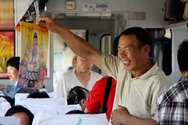 农民工喜得观音像
