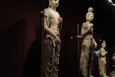 《敦煌彩塑三阶像》