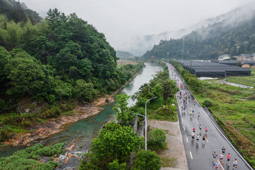 《奔跑在绿水青山中》