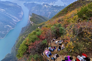 《徒步三峡之巅》