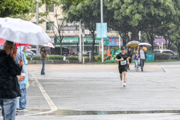 《跑过雨，拥抱晴朗》