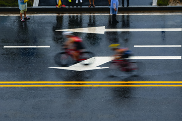 《雨中竞速》