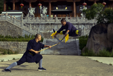 《一棍搏双刀》