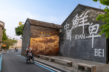 《 扶老携幼村间行》