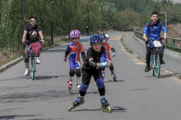 少年轮滑手