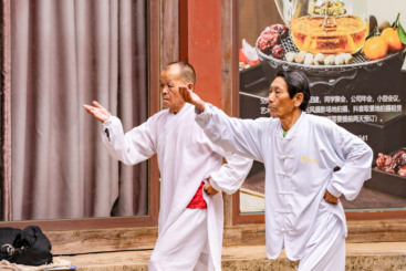 《练太极》