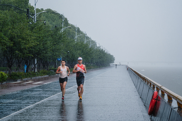 雨中晨跑