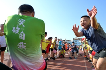 夸张助威与突破自我的热血二重奏