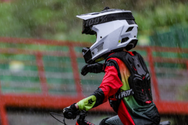 雨中小骑士