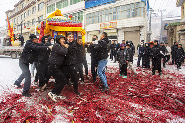 《闹春》