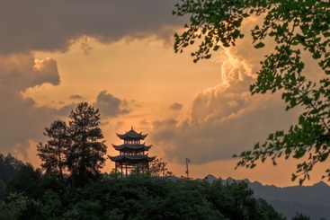 夕阳西下远山犹如一幅水墨画