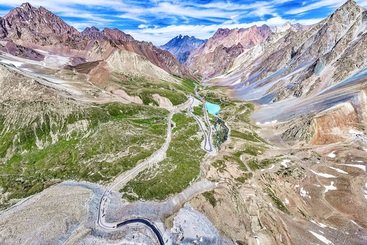 《游走天山脊梁的独库公路》