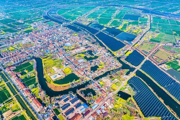 《光伏催生如诗如画新农村》